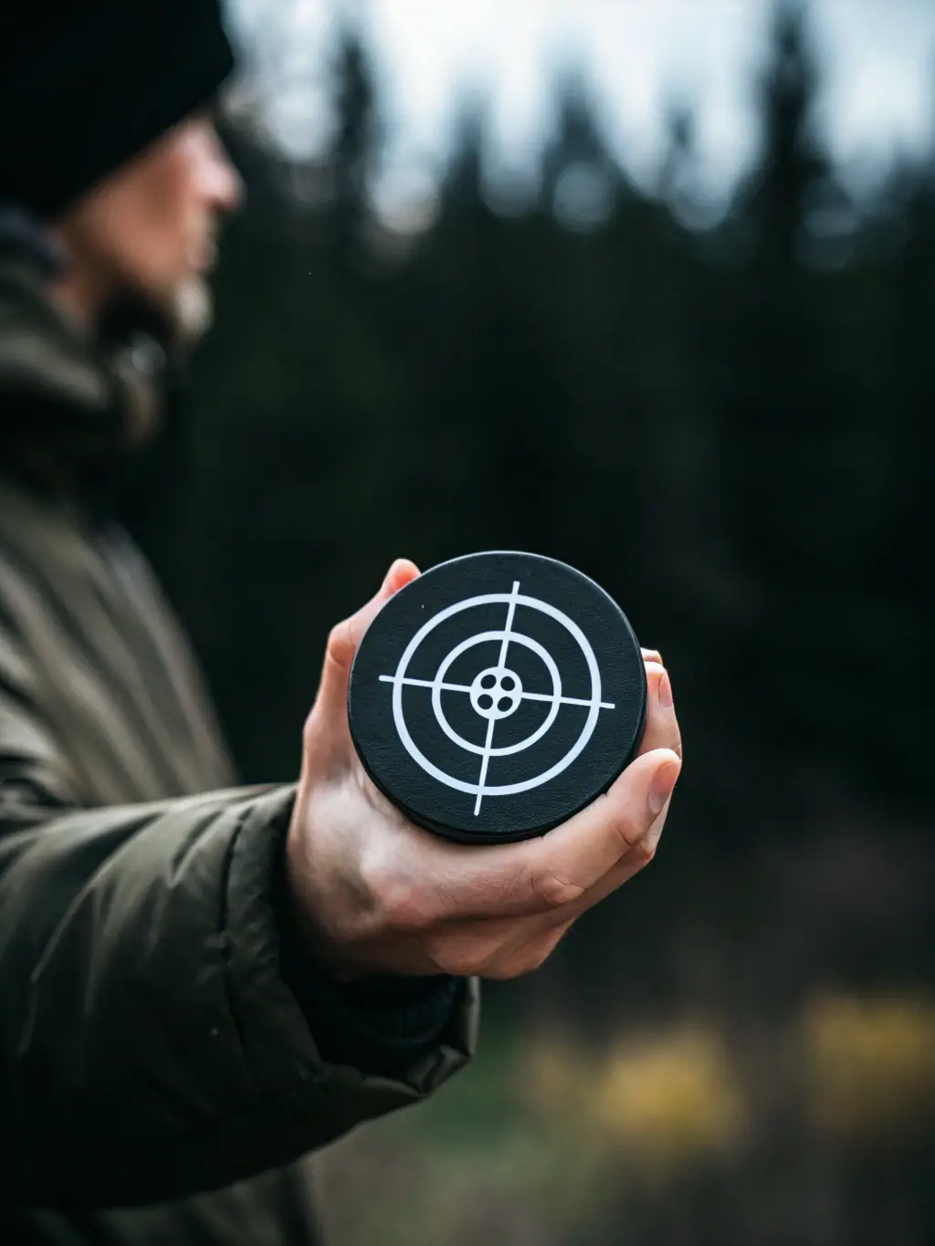 A focused image of a target with an arrow hitting the bullseye, symbolizing precise marketing targeting achieved through AgenWora's analytics.